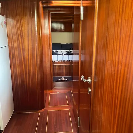 Usta-k Hotel en barco